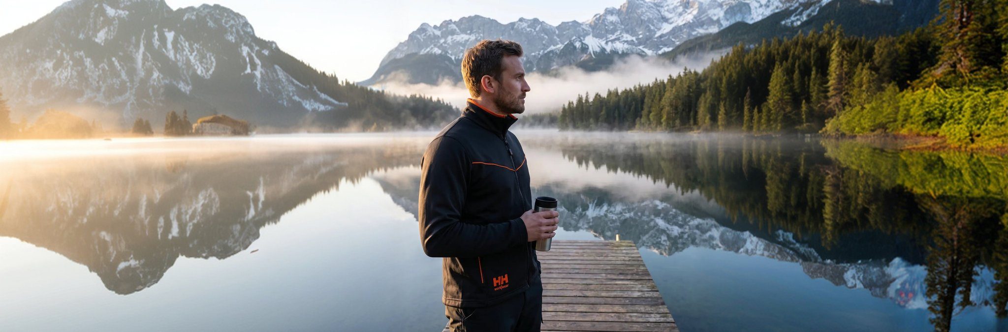 Outdoorbekleidung vor einer Berglandschaft
