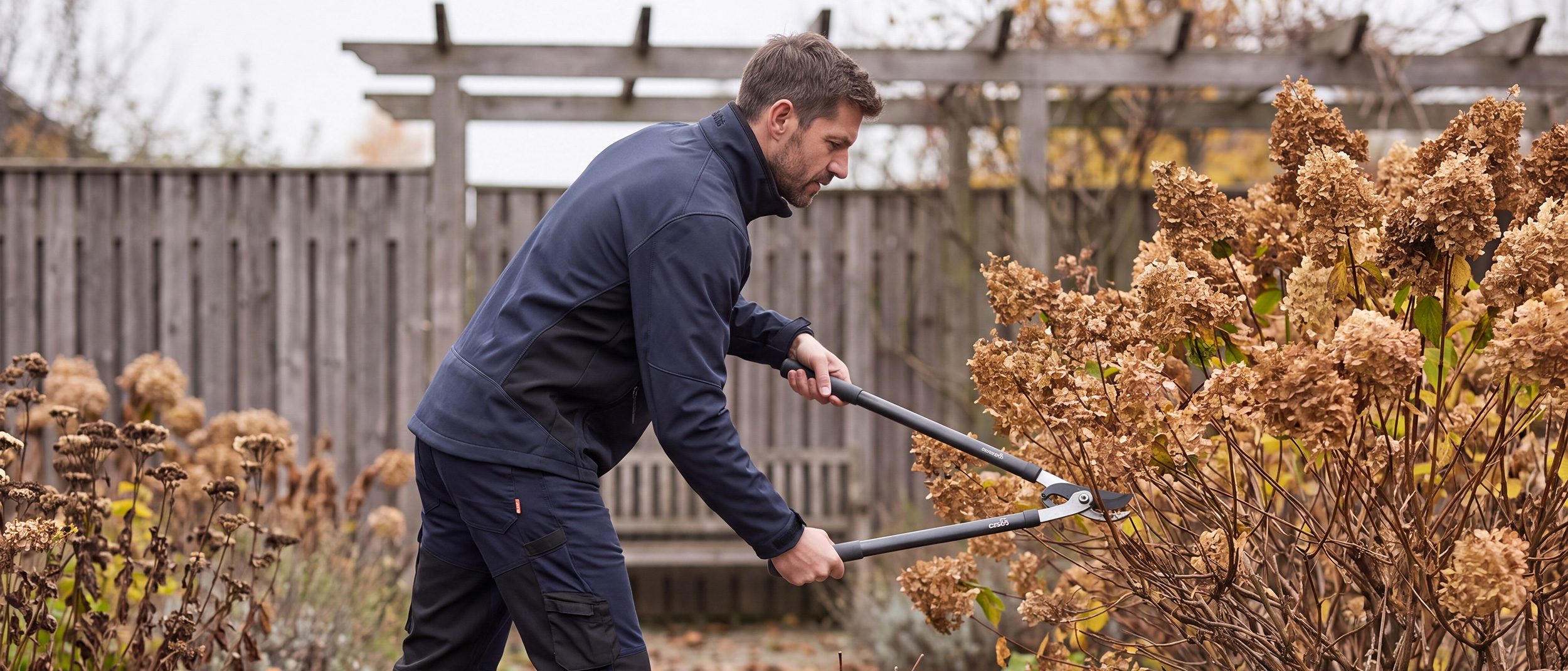 Gärtner bei Herbstarbeiten im Garten