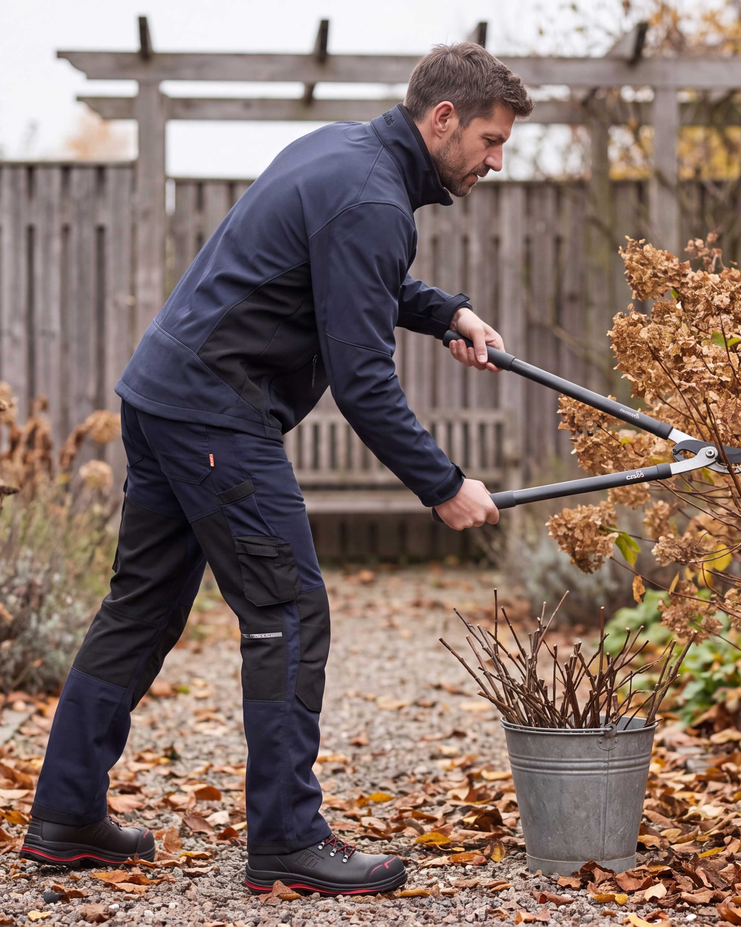 Gärtner bei Herbstarbeiten im Garten