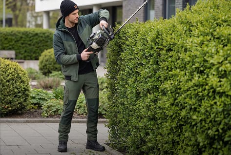 Gärtner-Outfit mit Arbeitskleidung für den Einsatz im Freien