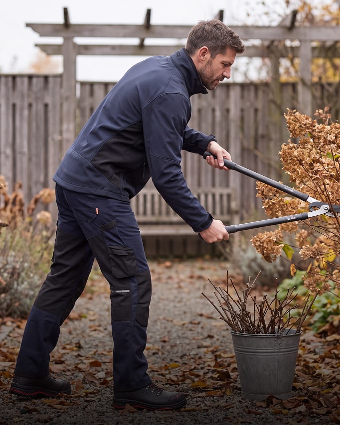 Gärtner bei Herbstarbeiten im Garten